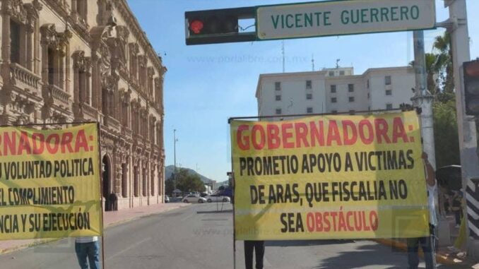 protesta-frente-a-palacio-de-gobierno-afectados-de-aras-bloquean-avenidas-y-generan-caos-vial.jpeg Protesta frente a Palacio de Gobierno afectados de Aras; bloquean avenidas y generan caos vial