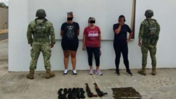 detienen-a-3-mujeres-en-posesion-de-dos-armas-ak-47-y-municiones-en-culiacan-sinaloa.jpg Detienen a 3 mujeres en posesión de dos armas AK-47 y municiones en Culiacán, Sinaloa