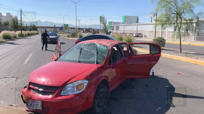 joven-resulta-herido-tras-volcadura-en-avenida-romanzza.jpeg Joven resulta herido tras volcadura en avenida Romanzza