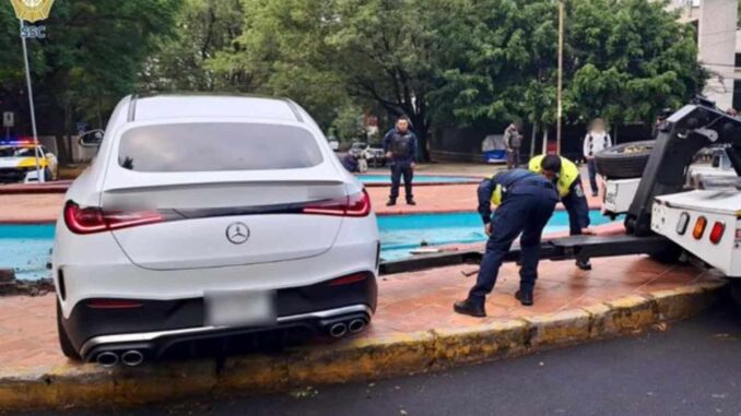 conductor-de-camioneta-de-lujo-se-queda-dormido-y-choca-contra-fuente-en-polanco-cdmx.jpg Conductor de camioneta de lujo se queda dormido y choca contra fuente en Polanco, CDMX