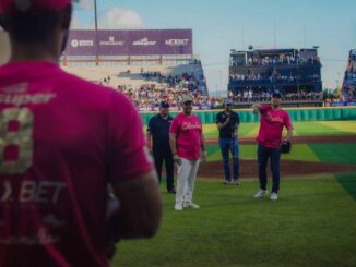 Alcalde Marco Bonilla lanza primera bola y va por el triunfo de Chihuahua